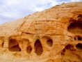/album/fotogalerij-inspiratie/a7645011-gaten-toon-krachtige-erosie-van-zand-steen-op-de-valley-of-fire-jpg1/